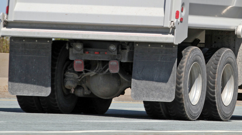 دیفرانسیل عقب کمپرسی با سیستم تعلیق اولیه محور جامد.