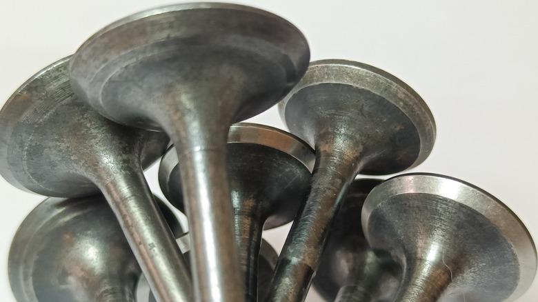 Intake and exhaust valves of a four-stroke engine