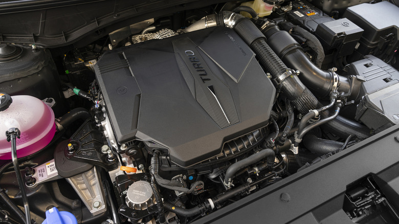 Close-up shot of the Smartstream 2.5L engine sitting in a 2023 Hyundai Santa Cruz engine bay