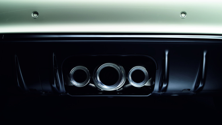 The triple exhaust outlets of the Honda Civic Type R