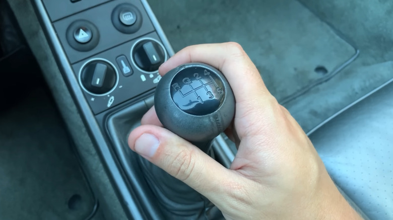 Stick shift of Porsche 959 showing 