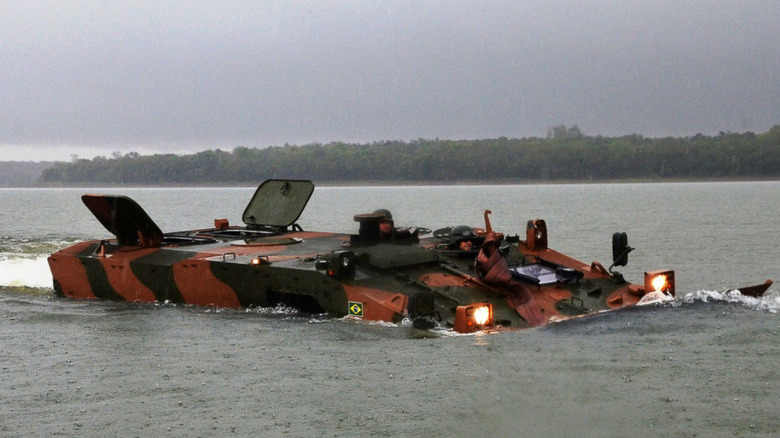 The VBTP-MR Guarani by Iveco in amphibious operation