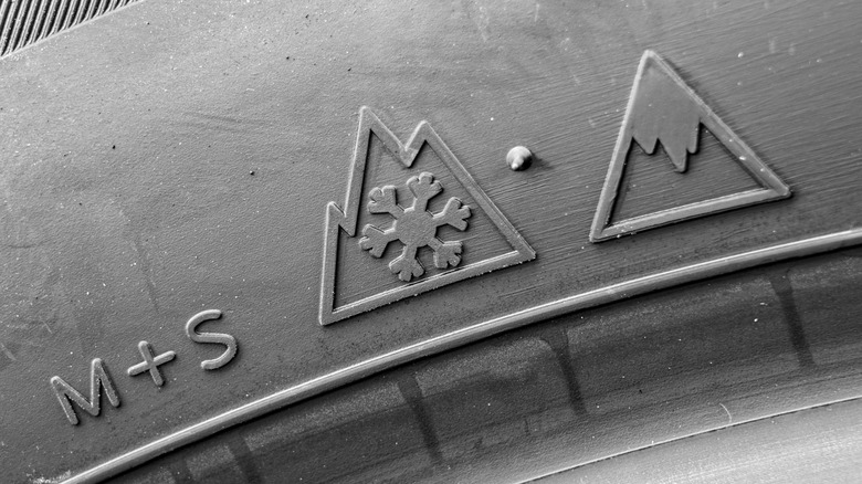 A tire sidewall with 3PMSF and Ice Grip symbols