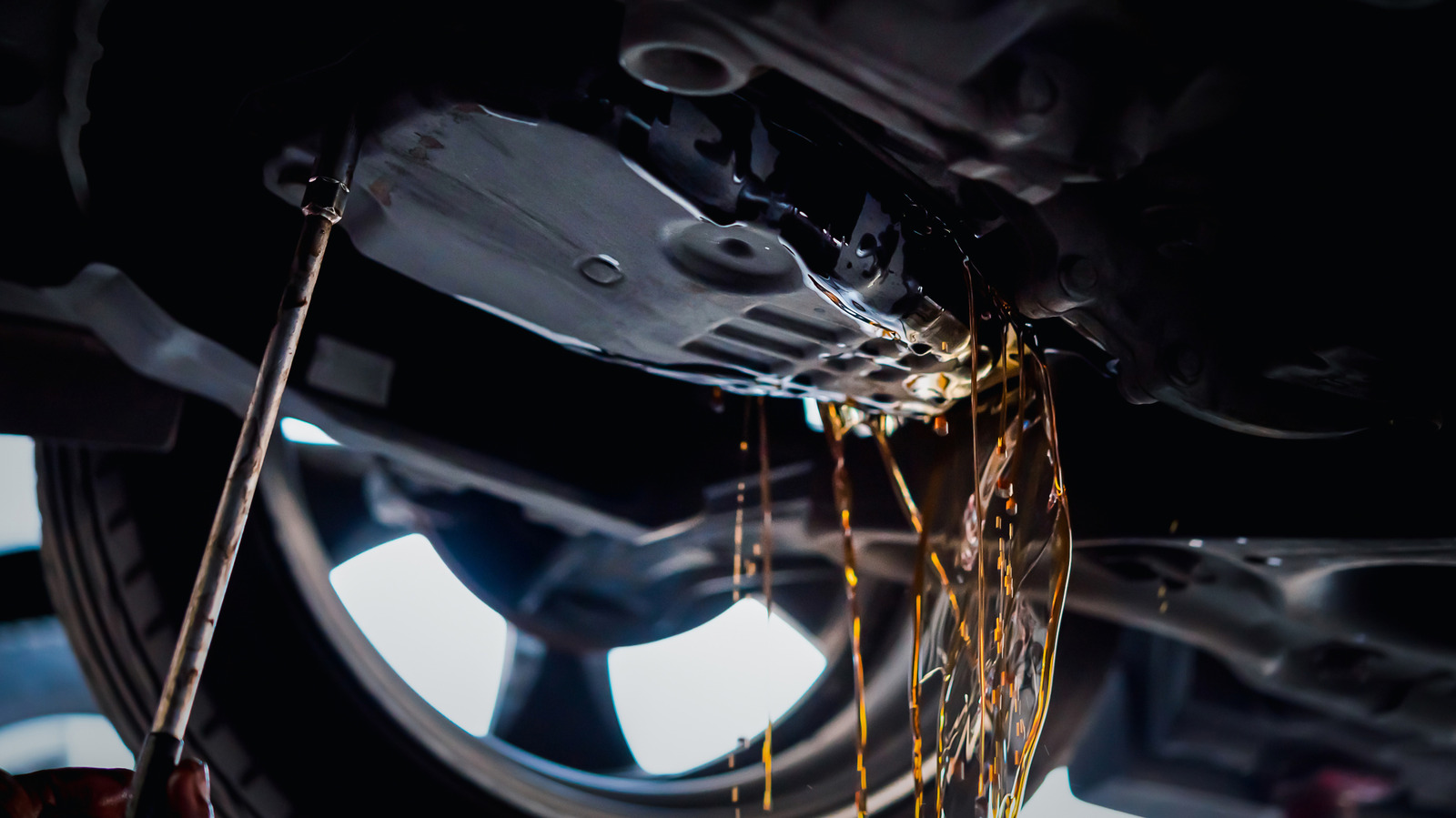 What your transmission fluid color tells you about when to change it