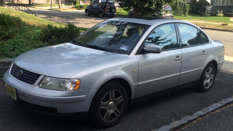 front 3/4 view of a 2000 VW Passat