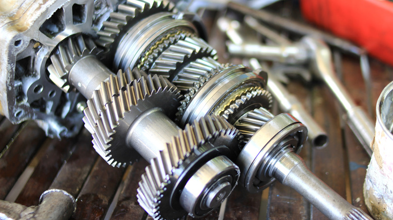 A single clutch transmission's input shaft and gears on the left, with corresponding output shaft and selectable gears on the right.