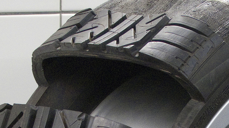 A photo showing the cross-sectional view of an automotive tire