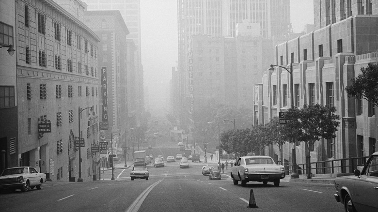 A period photo of a smoggy Los Angles street
