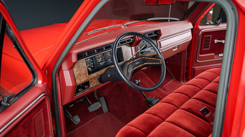 The interior of an automatic 1985 Ford F-150