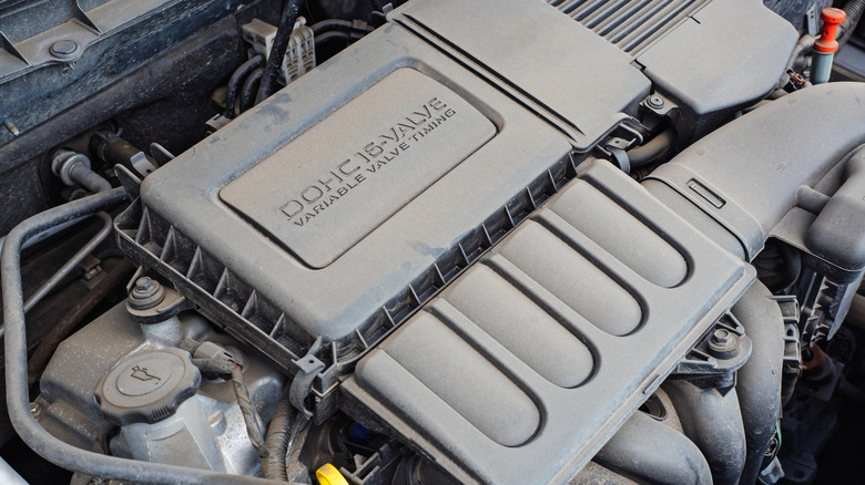 A DOHC car engine with 16 valves and variable valve timing