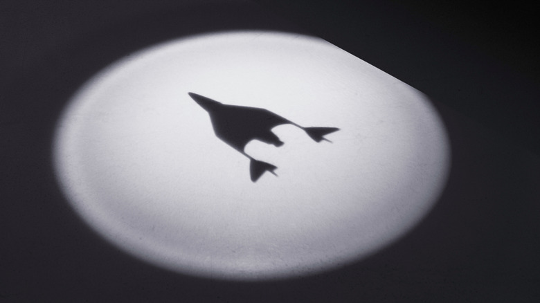 A Range Rover puddle light with a spaceship in it