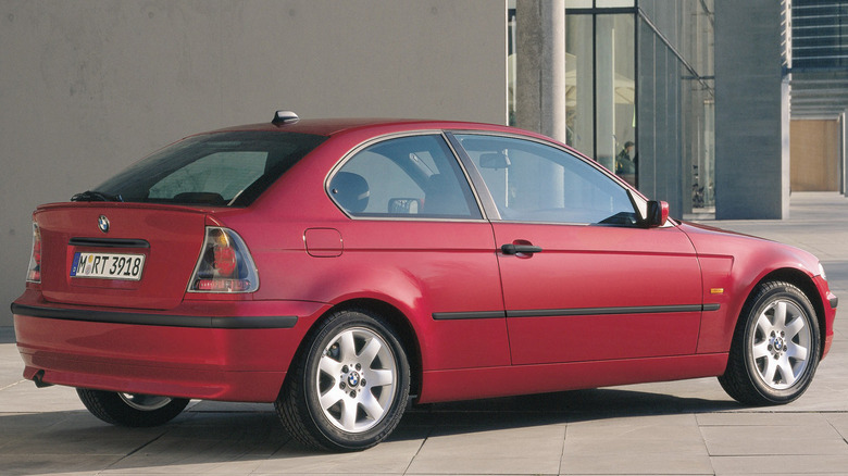 Rear 3/4 position of a reddish BMW E46 Compact