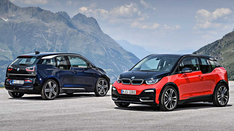 A blue BMW i3 behind a red BMW i3s