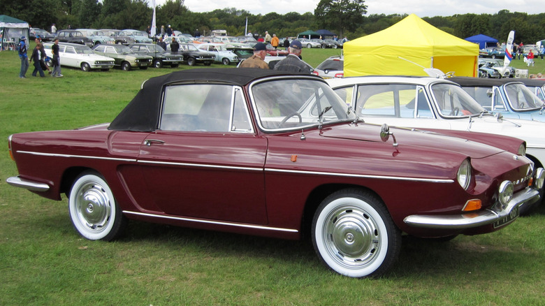 A dark red Renault Floride