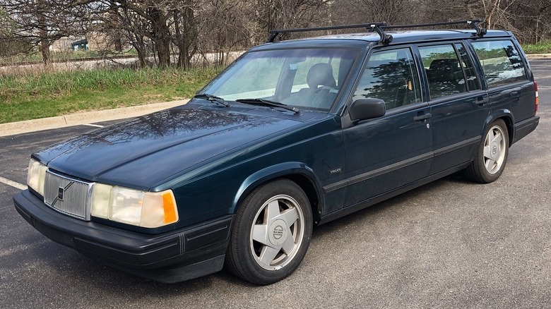 Front 3/4 view of a green 1994 Volvo 940 Turbo wagon