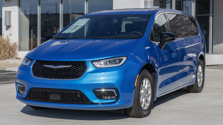 Chrysler Pacifica front three quarters