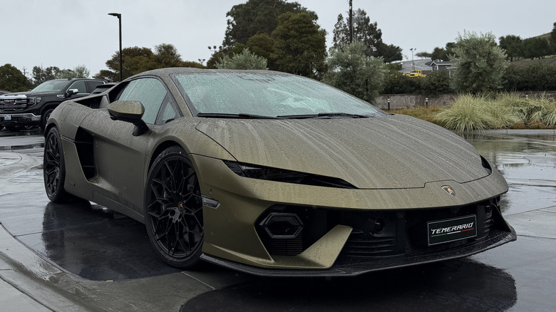 Front 3/4 view of a green Lamborghini Temerario