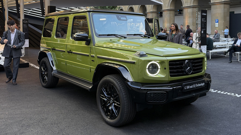 Front 3/4 view of a green Mercedes-Benz G580