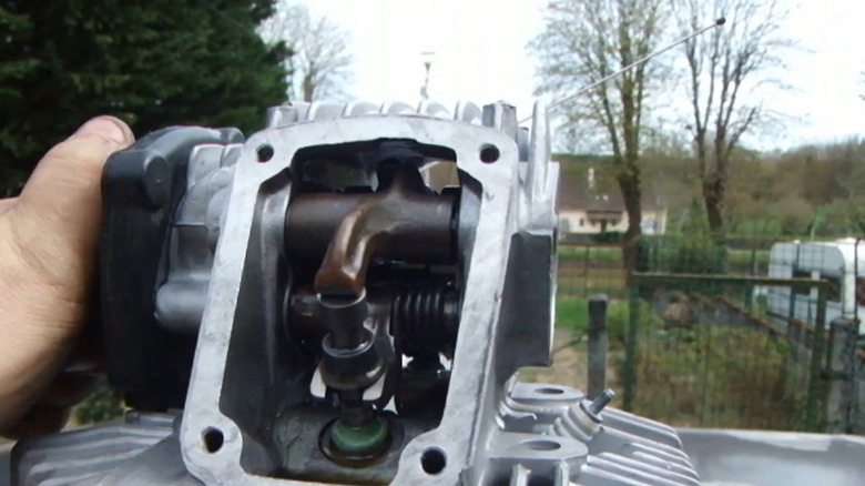 The working mechanism of a Ducati two-valve Desmodromic engine