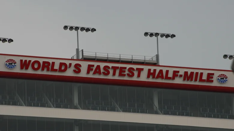 Чому Bristol Motor Speedway змінював поверхню більше разів, ніж можна порахувати