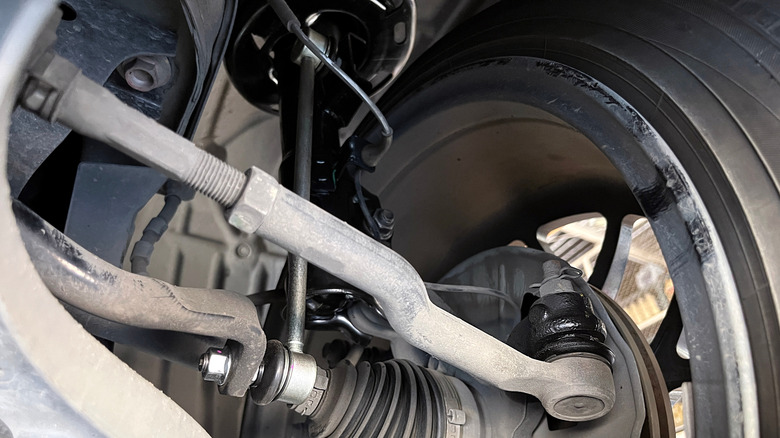 MacPherson strut suspension with steering linkage