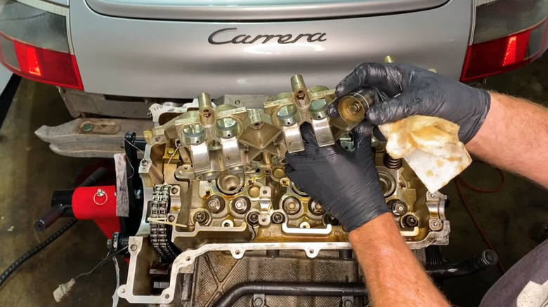 Man showing a hydraulic lifter