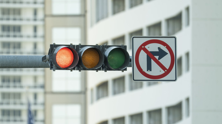 A horizontal traffic light with a "no right turn on red" sign to the right.