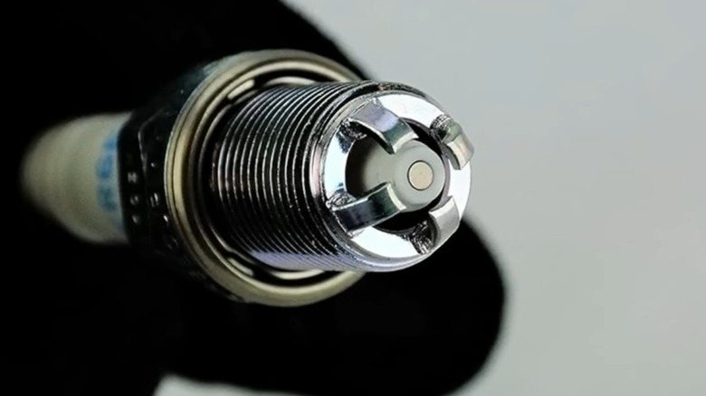 Spark plug built with four ground electrodes