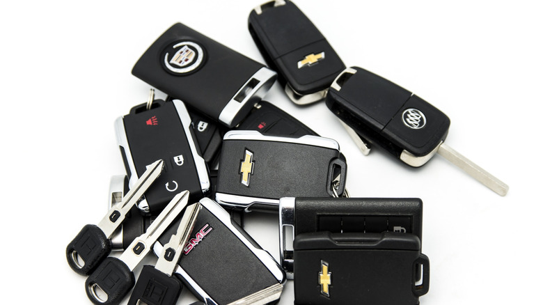 पुरानी और नई चाबियों का एक संग्रह एक साथ रखा गया है