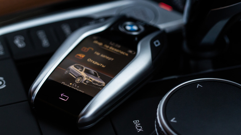 एक बीएमडब्ल्यू डिस्प्ले कुंजी, जिसमें इसकी प्रबुद्ध टच स्क्रीन है