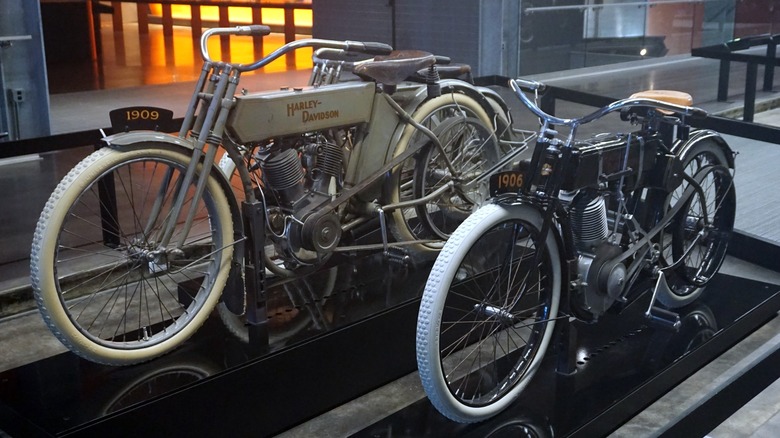 A 1909 Harley-Davidson Model 5-D and a 1906 Harley-Davidson Model 2 at the Harley-Davidson Museum.