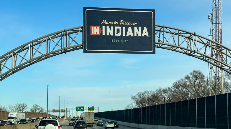 A sign above the interstate welcoming drivers to Indiana