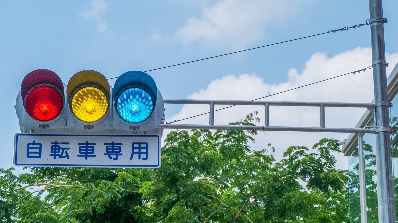 Why Japan Has Blue Traffic Lights Instead Of Green