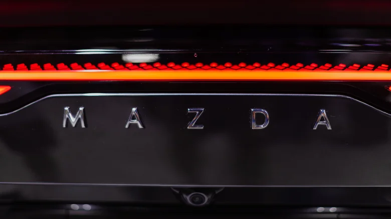 Защо Mazda е буквално божествено име за автомобилна компания