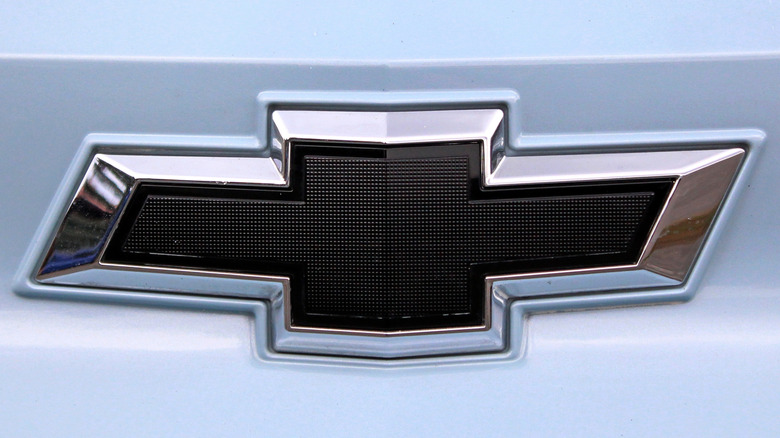A black Chevrolet Bowtie emblem