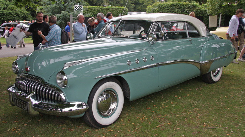 Front 3/4 of 1949 Buick Roadmaster at modern car show
