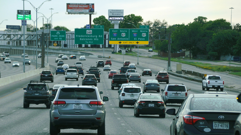 A busy I-35 in Texas during the day.