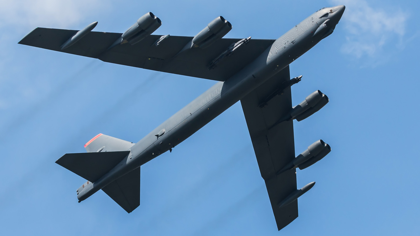Why The B-52 Bomber Uses Eight Engines Instead Of Four