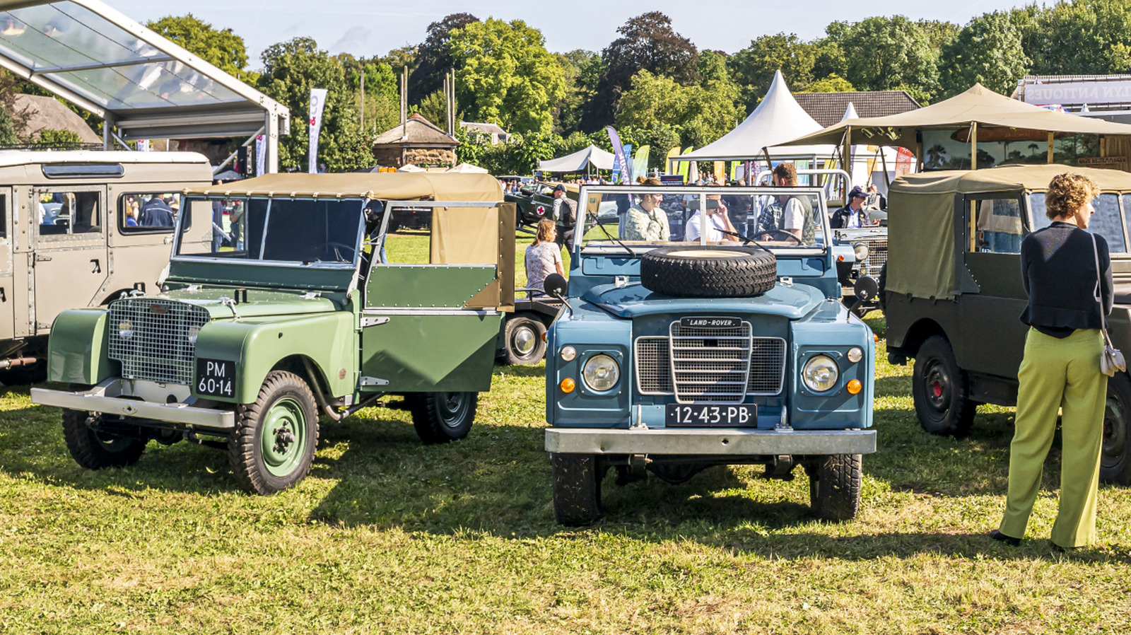 Why We Can't Help But Love Old Land Rovers, Even Though They're Unreliable