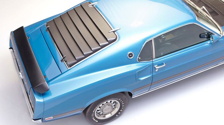 The rear window louvers on a blue 1969 Ford Mustang Mach 1, viewed from above.