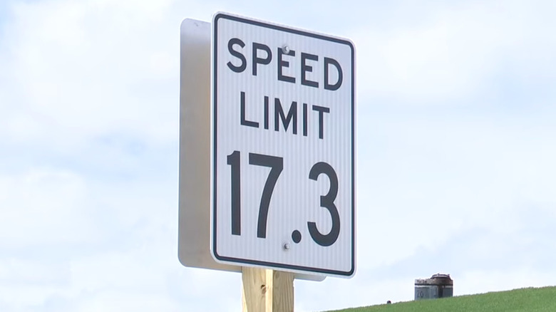 17.3 mph speed limit sign