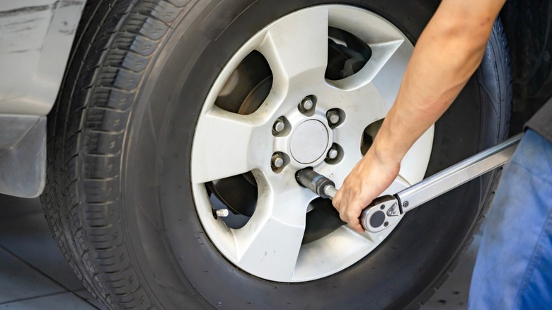 از یک آچار گشتاور برای نصب مهره‌ها روی چرخ خودرو استفاده کنید.