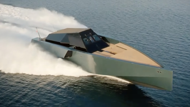 The Galeocerdo running at high speeds on open water on a sunny day.