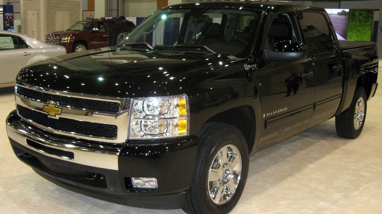 The front 3/4 of a black Chevrolet Silverado hybrid at the 2009 Washington DC Auto Show