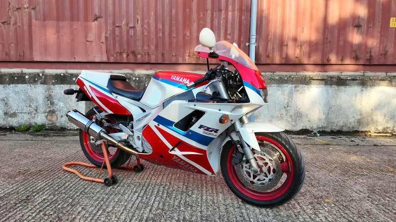 Yamaha FZR1000 EXUP front 3/4 view