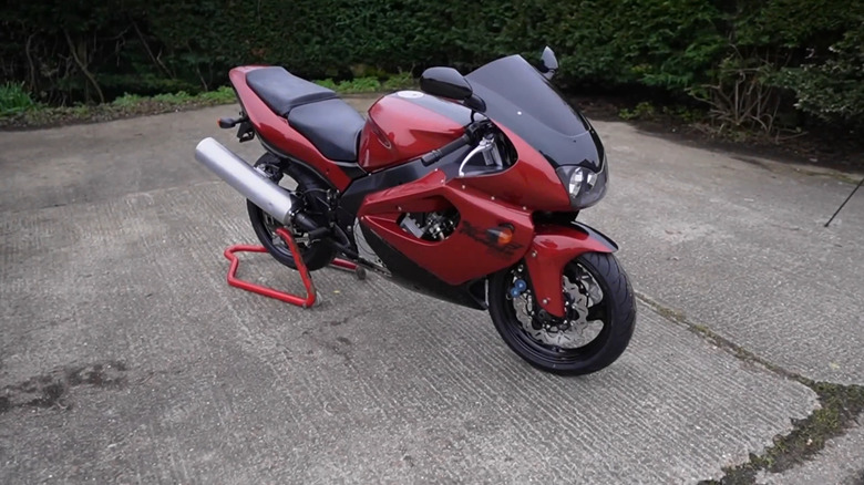 Yamaha YZF1000R Thunderace front 3/4 view