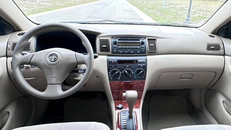 2005 Toyota Corolla LE automatic interior cabin