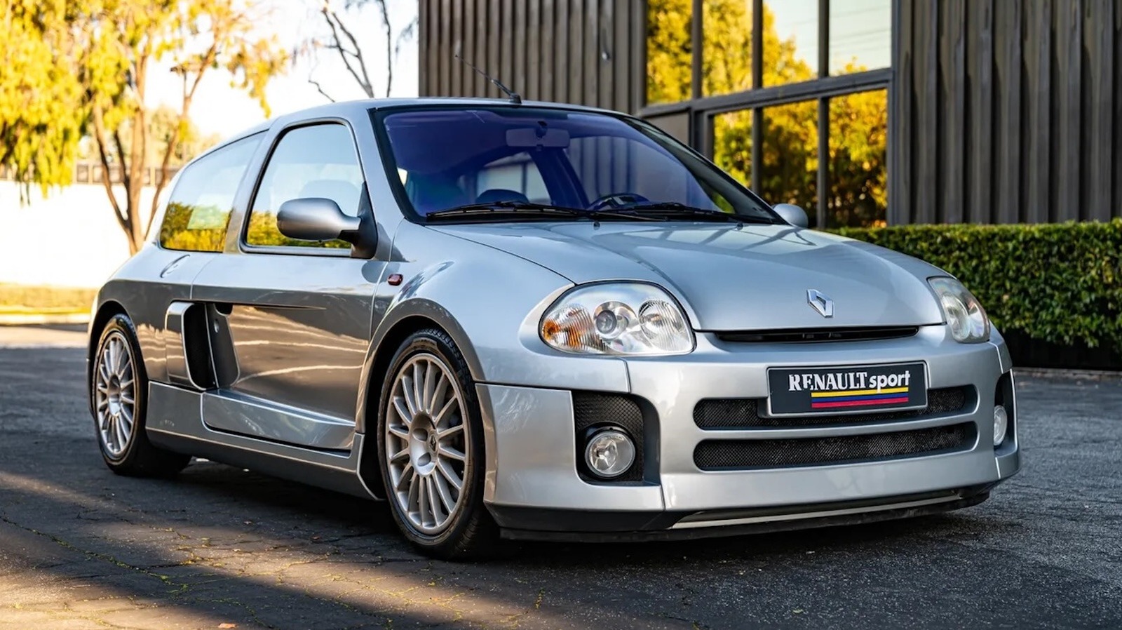 Renault Clio V6 ze środkowym silnikiem za 92 tys. dol. już po imporcie do USA