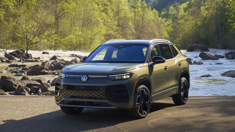 2026 Volkswagen Tiguan front 3/4 view