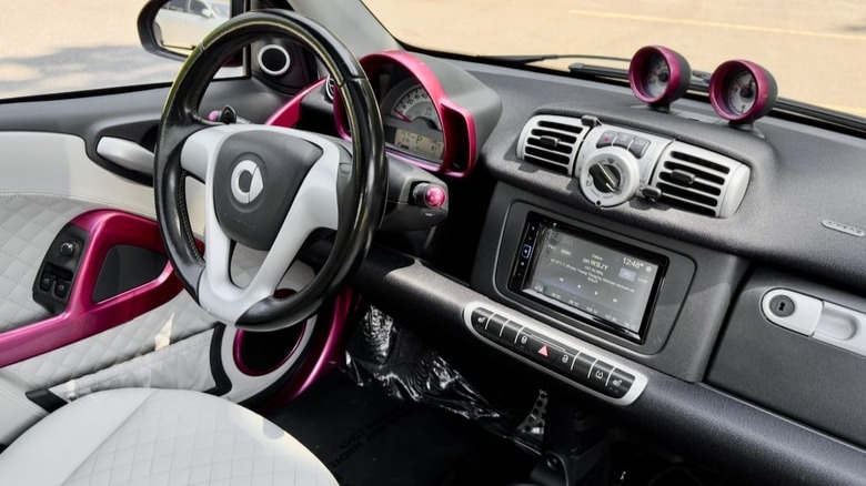 Pink Brabus Smart ForTwo dashboard